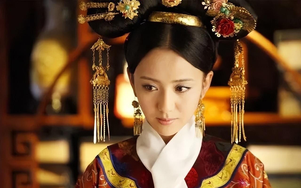 1745年，乾隆笑着问：“纯妃生了男孩还是女孩？”产婆吓得浑身发抖：“是位公主”