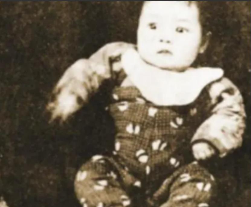 当人们挖出小萝卜头的遗骸时，遗体已经腐烂，可小萝卜头的手里却紧紧地攥着一个遗物，