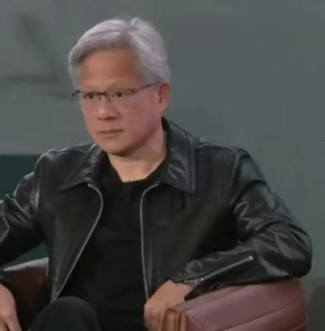 黄仁勋不脱皮夹克的秘密据报道，黄仁勋冒着酷暑来到北京，依然穿着他那件标志性的