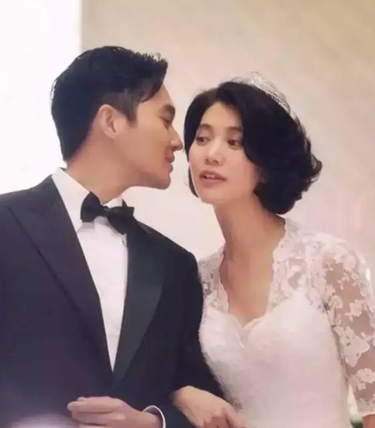 张智霖和袁咏仪结婚16年，前16年里，夫妻俩从没有买过一套自住房，一直租住在香港