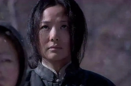 2011年，刘进导演拍摄《悬崖》时，他问咏梅：“敌人对你用刑的那场戏，我想加个镜