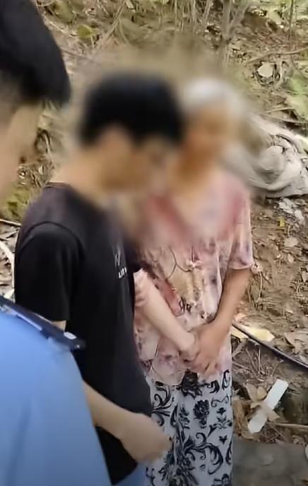 温州龙湾，民警在大罗山一处偏僻山腰，发现了一顶用简易篷布搭成的棚屋。狭小潮湿，四