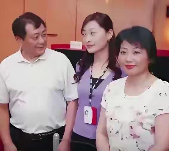 现在还有谁会关注哇哈哈的后续？来不及了，品牌形象已经烂完了，农夫山泉的高层当初没