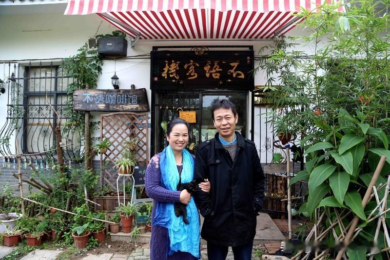 前年老公借了一万块钱给他的朋友，说是周转一下，过两个月就还给我们。现在都已经过去