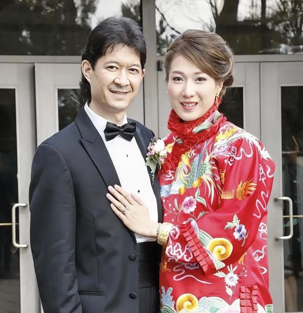 钟嘉欣被传离婚，说她签了婚前协议，一旦分开就要净身出户。我看报道说，她直接晒全