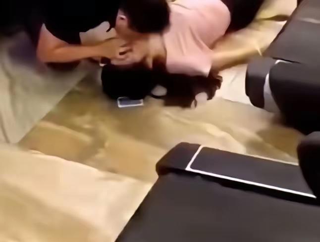 “这是猥亵，太恶心了！”健身房内，一位身材窈窕的女士穿着瑜伽服锻炼时突然晕厥。旁