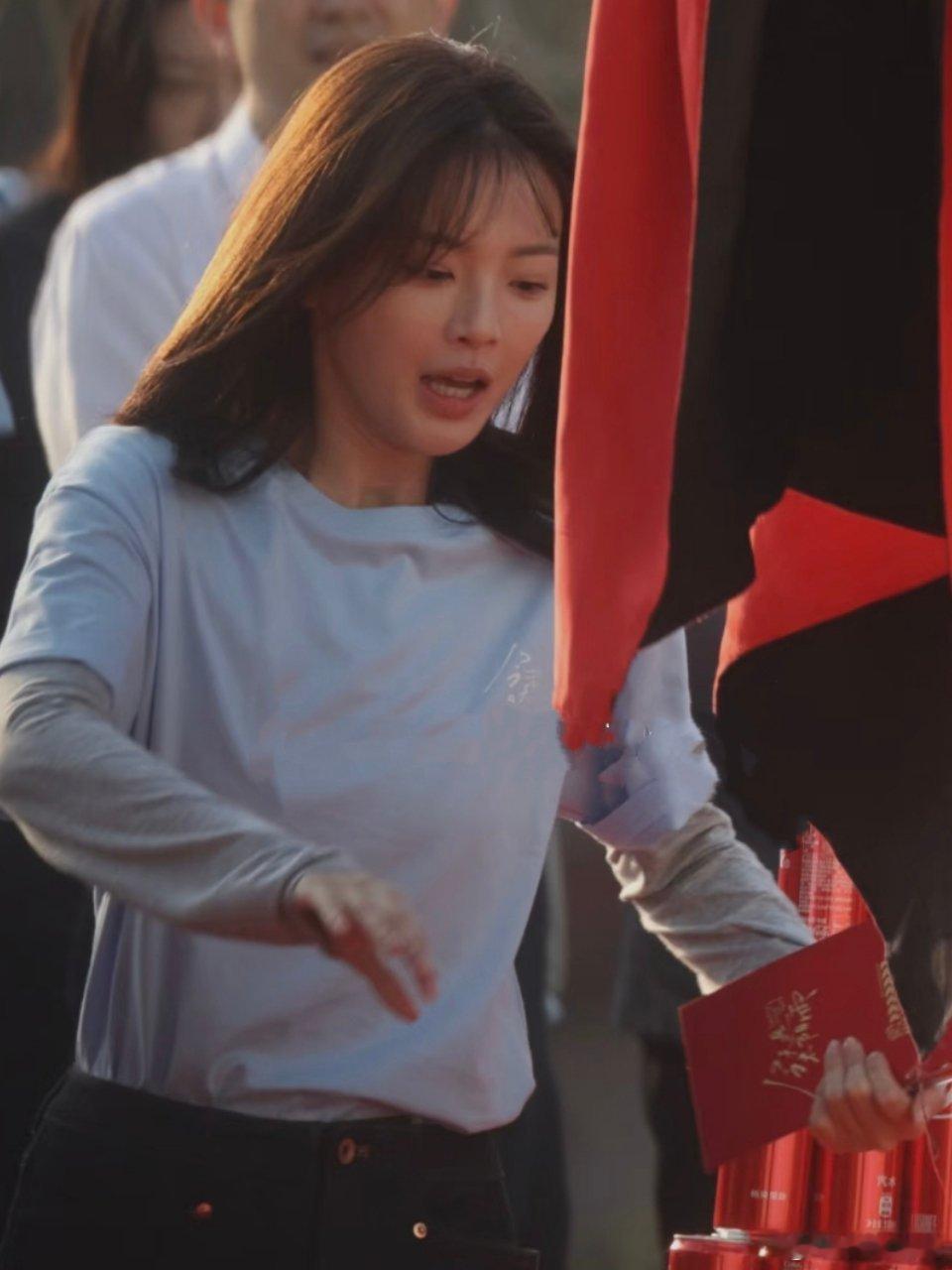 杨超越被绊倒感觉很疼啊妹妹要小心啊！