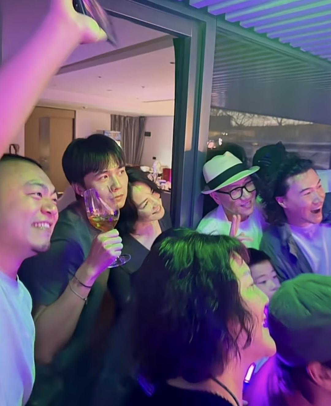 王菲与《主角》队伍一起看谢霆锋演唱会，与孙浩，翟子路……合影另一视角，王菲真