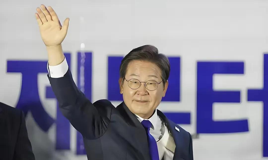 #李在明#韩国总统李在明主动打电话给国民力量党的金文株，不是认怂，而是他刚刚荣