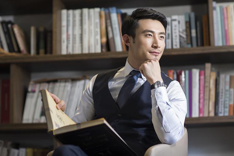 男人打断骨头也要死守的10条忠告​​1、再寂寞，不碰寡妇。2、再缺钱，不赌偏