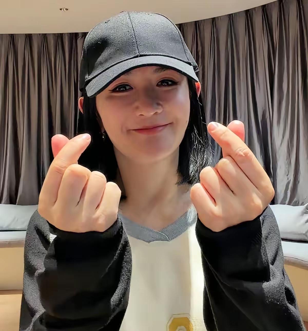 主持人里我最想不通的就是谢娜了，钱财和名气都有了，她竟然宣布明年要开演唱会，不知