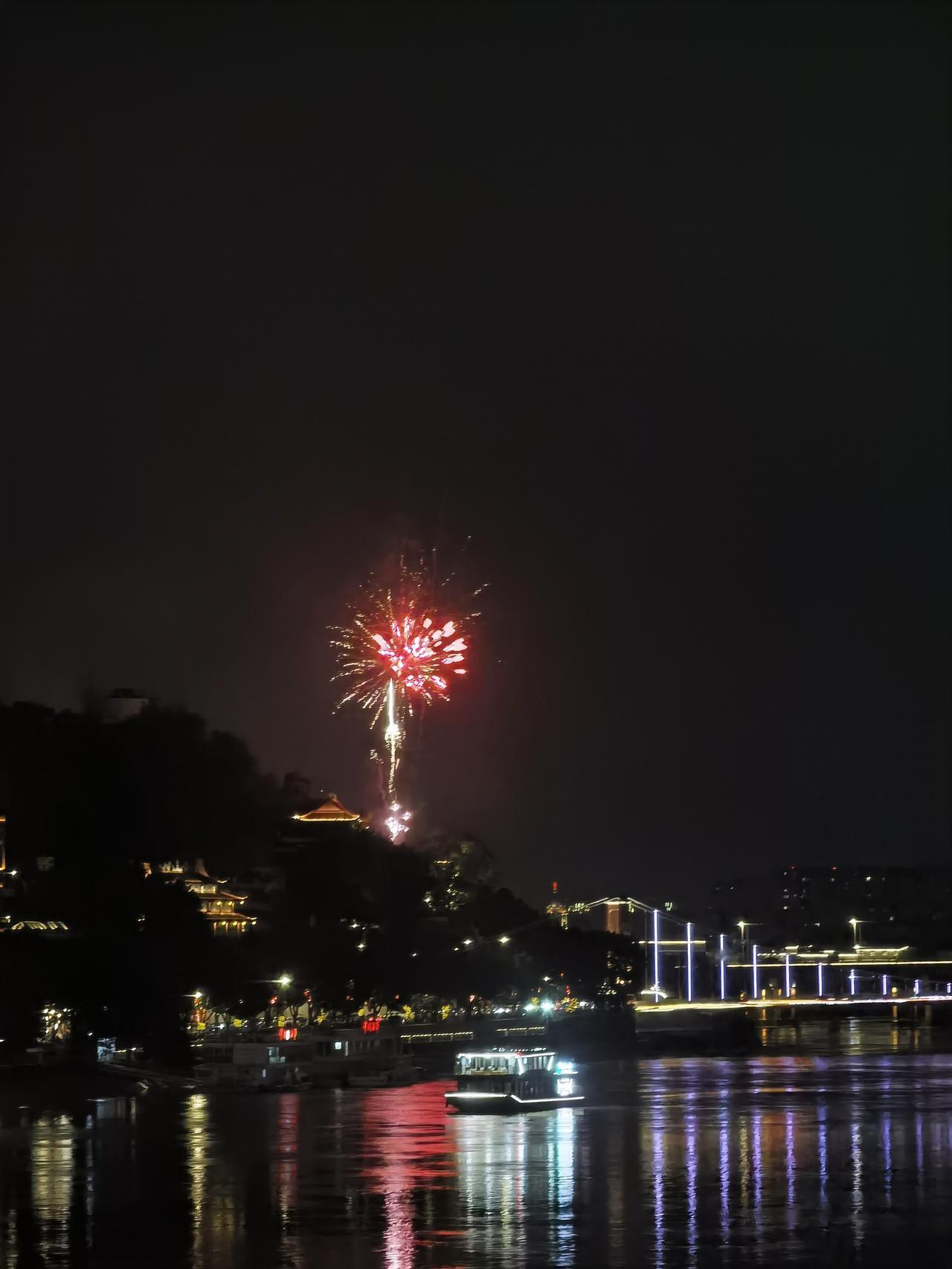 网上鄙视Java仿佛成了一种风气。写Go的嫌它笨重，写Python的嫌它繁琐，追