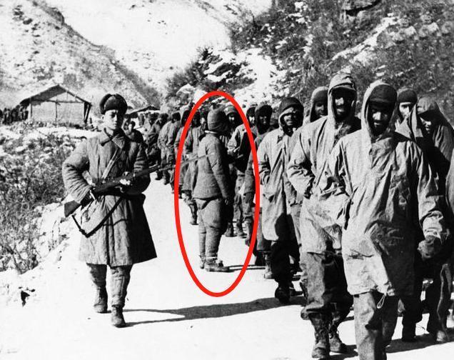 1951年，志愿军张新榕正在掩体警戒，突然，从对面美军阵地，跑来一个逃出敌营的我