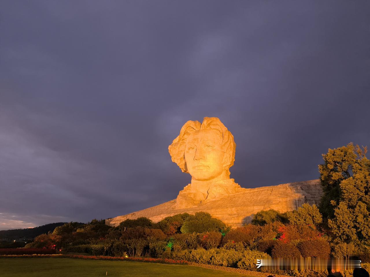 如果没有橘子洲头，来长沙的旅游人数肯定少很多。长沙虽然是历史文化名城，也有三