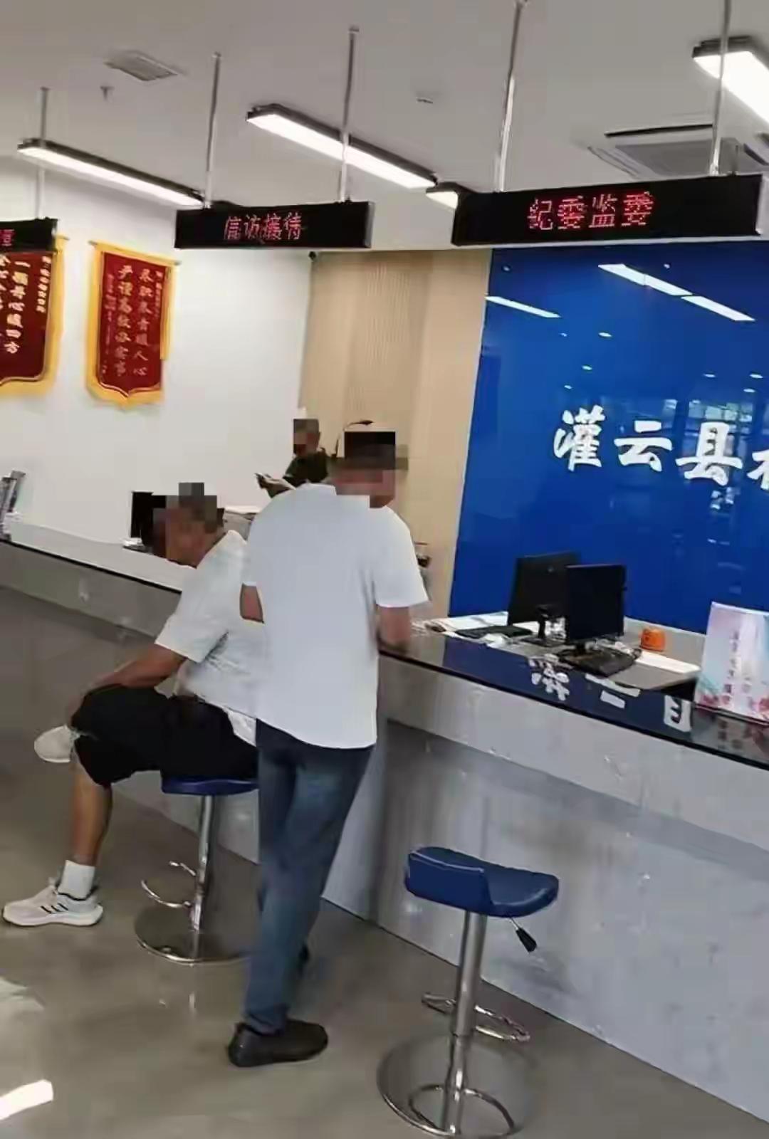 “此地无银三百两！”江苏连云港，一女子和朋友去办事大厅，发现都上午9点了，窗口却