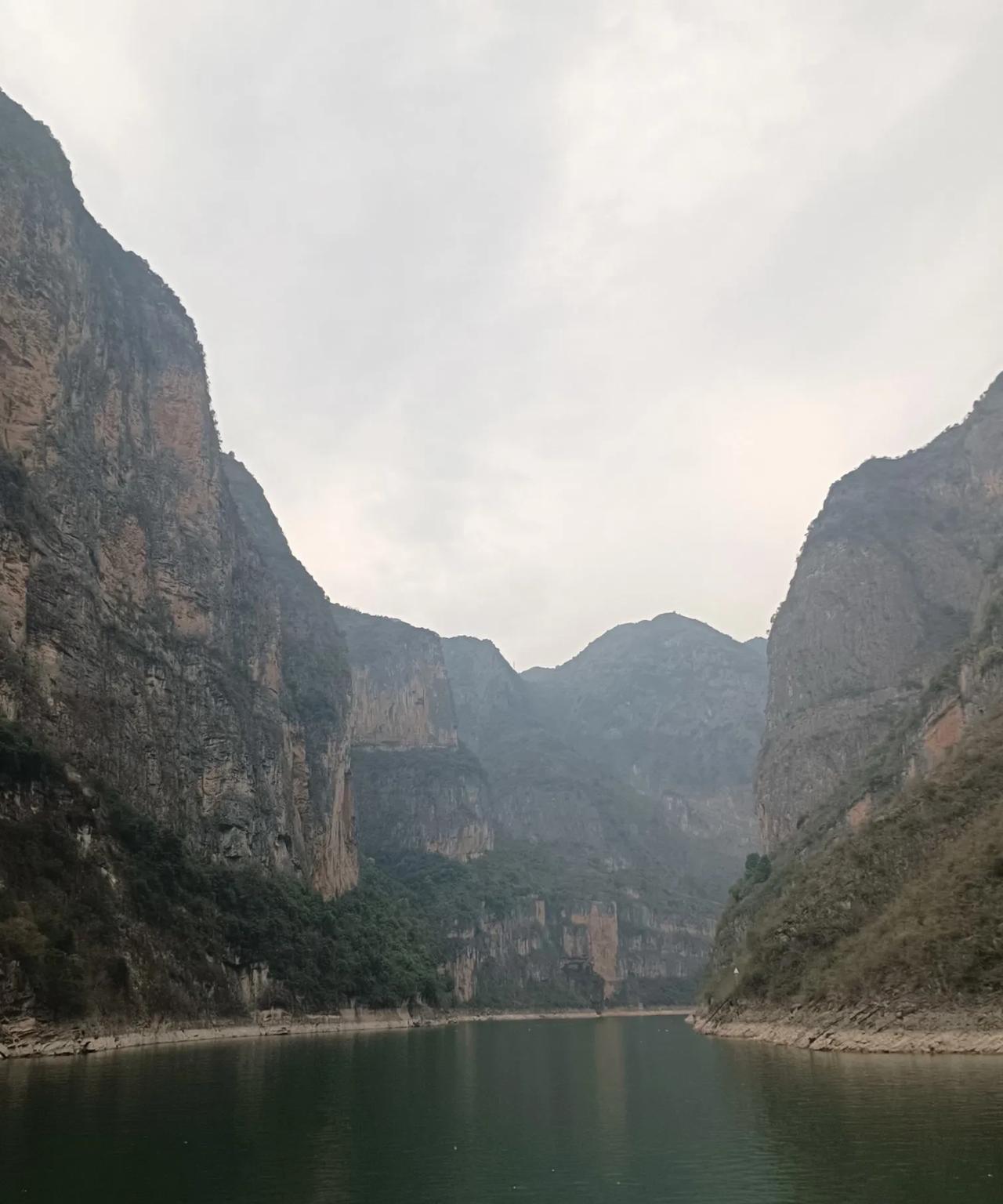 实事求是地说，当下，学历的红利时代基本告了一个段落。今后，一个人主要靠两种品性挣