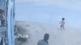 坏透了，真是冷血。交通安全警示教育，货车司机正准备倒车，三四岁的小孩就在车后玩