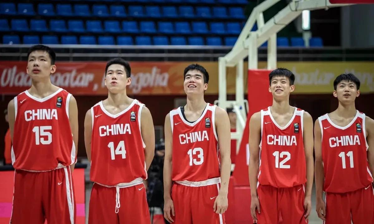 同样面对澳大利亚，大哥惜败，小弟崩盘！中国男篮u16的小伙子们没能顶住澳大利亚