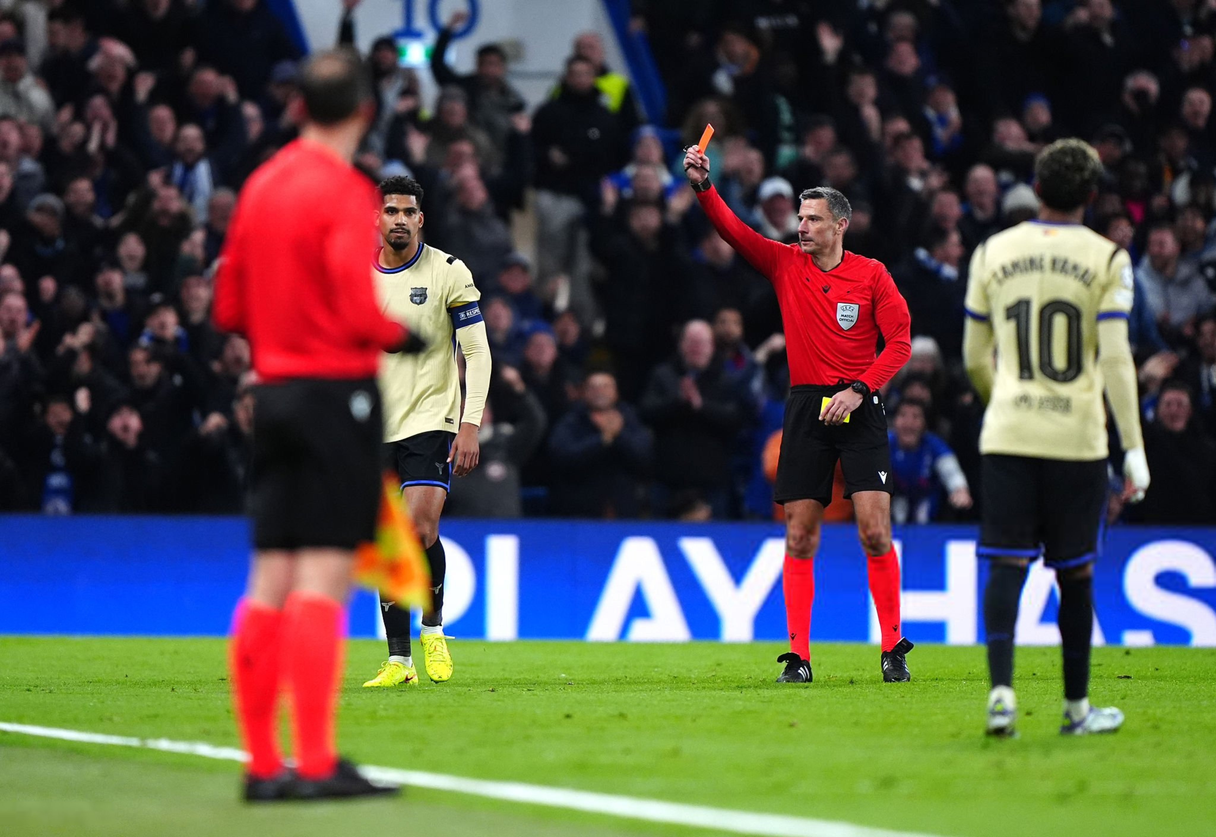 马卡报：巴塞罗那最近6场欧冠失利中，有3场比赛球队在上半场就吃到红牌：🟥阿劳