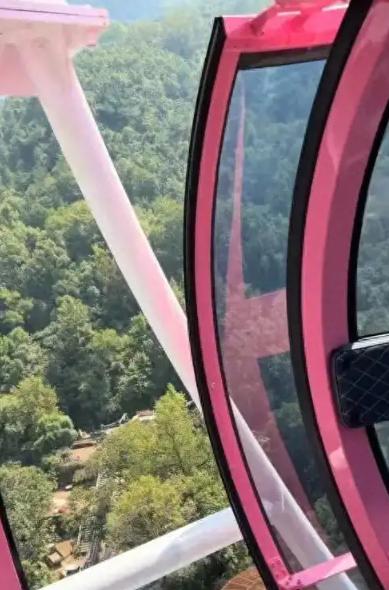 浙江台州，九峰景区摩天轮升到49.9米高空后，一家三口才发现座舱门全程没关，游客