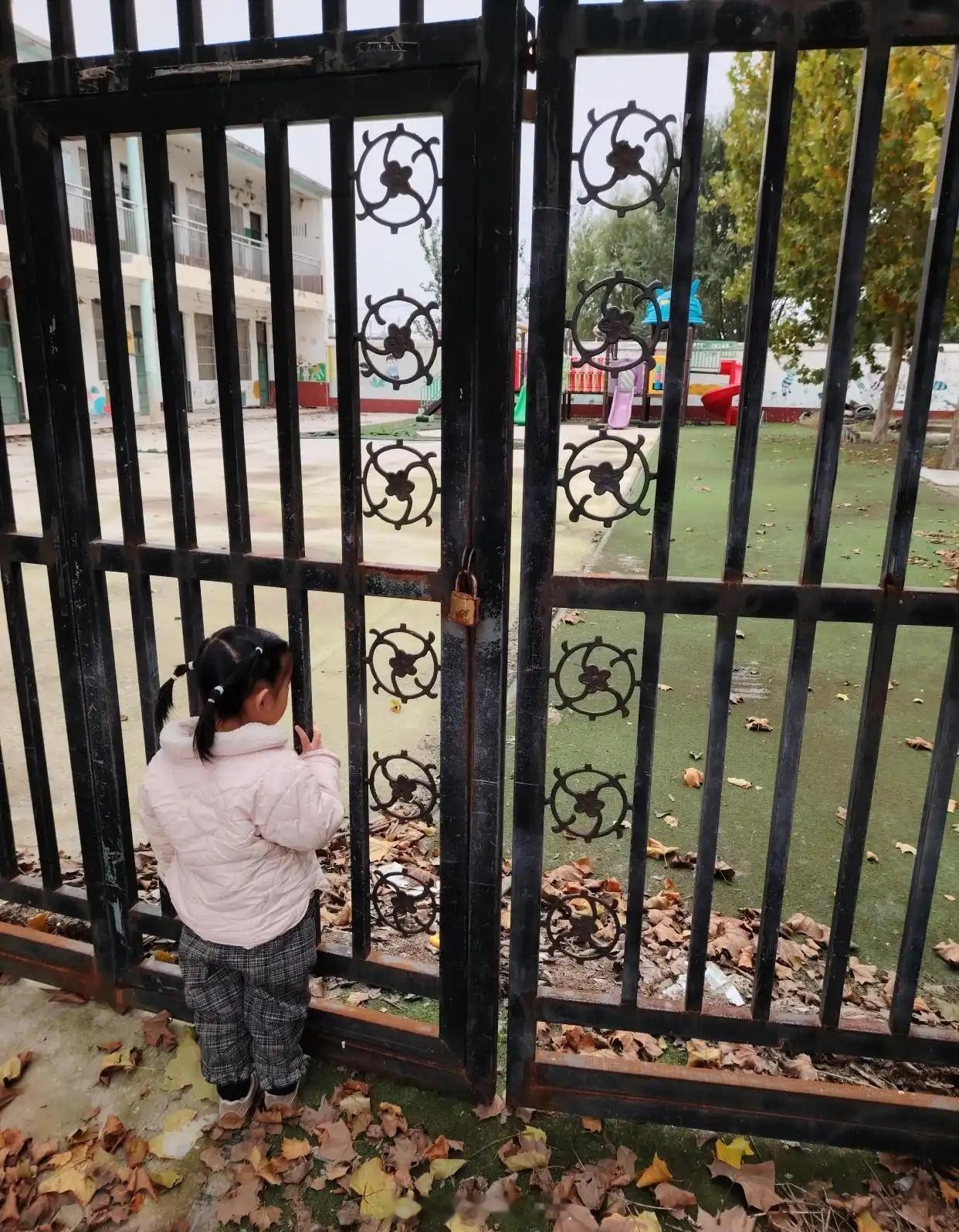 幼儿园倒闭从当年通宵排队抢学位，到如今不少民办园艰难关停，巨大反差背后是人口结