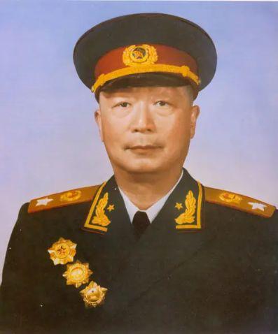 一天，钱学森乘坐轿车从聂帅身边路过。看着车里的钱学森，聂帅直摇头，一旁的秘书不解