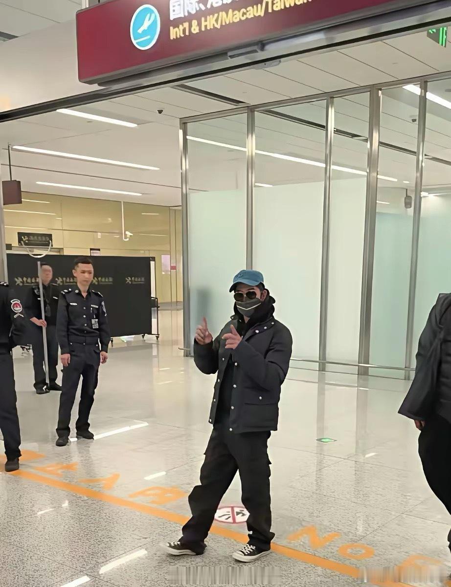 郭富城陪方媛回安徽过年，站人群里矮得挺明显，放眼望去属他最矮。更尴尬的是，他跟岳