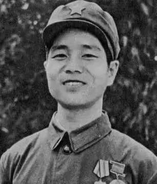 1979年，刘勇抱着一挺轻机枪，摸到越军阵地70米处，对着越军机枪手扫射，谁知子