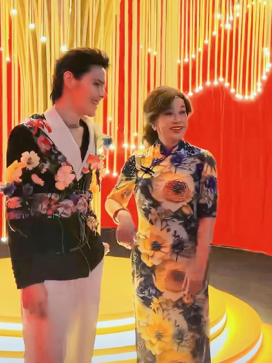 向佐和刘晓庆同框直接炸屏！向佐刘晓庆同同框出席活动打扮太亮眼！75岁刘晓庆身穿