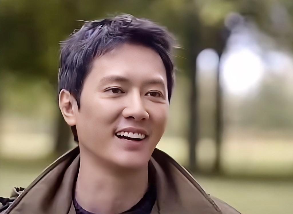演员冯绍峰说：“我的孩子出生的时候，我很焦虑，我还记得当时是我的孩子先抱出来的，