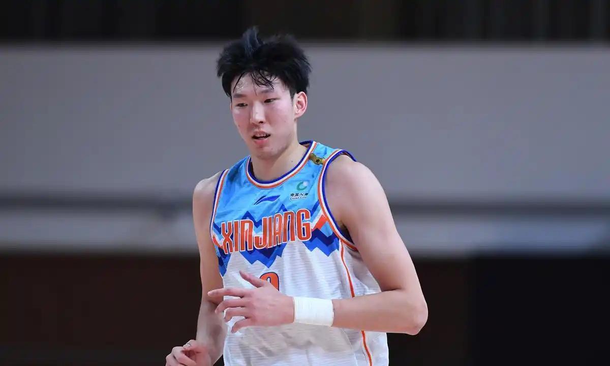 周琦这辈子估计不敢再踏进新疆一步了。明天北京首钢客场打新疆男篮，周琦又缺席了。离