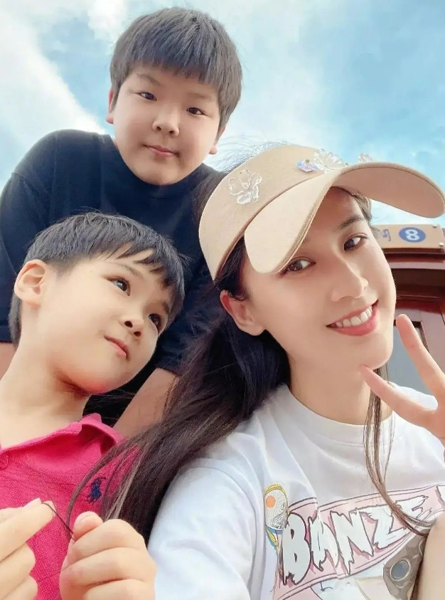 黄圣依很坦率地说：“我这俩孩子，基本上都是我自己辛辛苦苦带大的，婆婆没怎么帮过忙