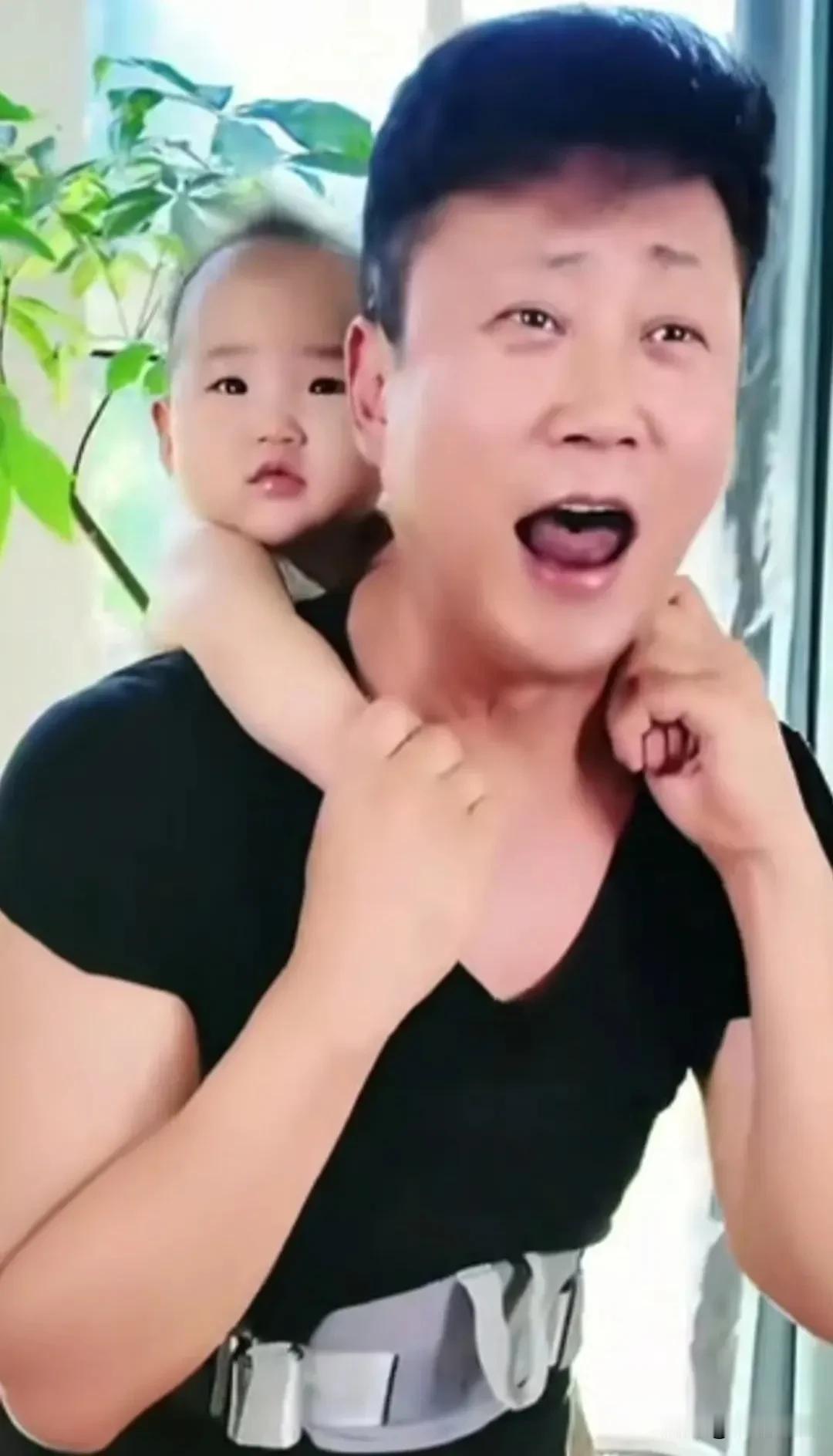 55岁耿为华意外引起网友热议！原因是昔日歌坛儒雅男神，如今变身“超级奶爸”—