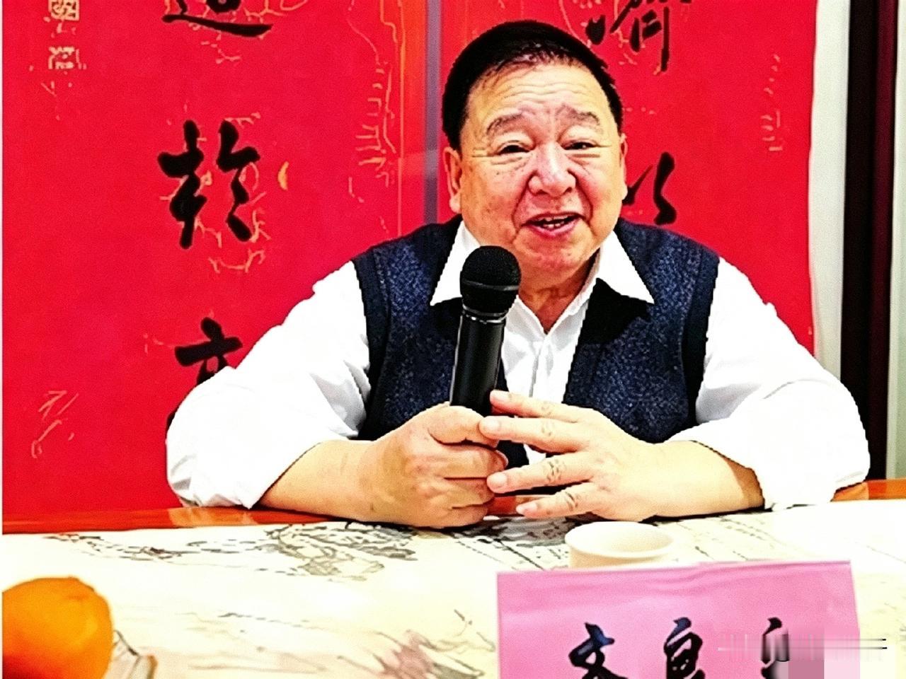 照片里这位是齐良末，齐白石最小的儿子，当时在一个活动上拍的。大伙都管他叫“小齐白