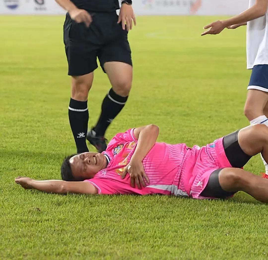 65岁黄日华踢球重摔趴地上捂胸，回酒店仍持续作痛，却全程硬扛不喊苦！近日，香港