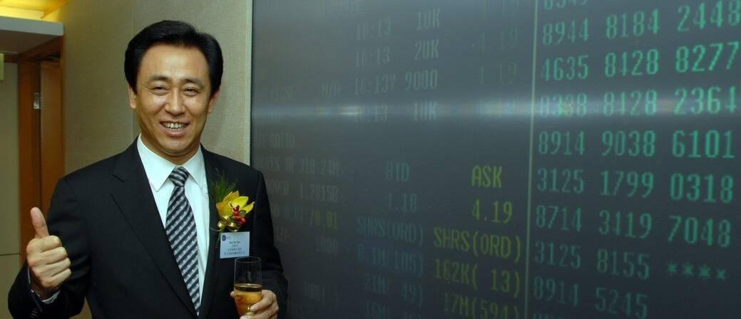许家印被判无期，恒大2万多亿的窟窿彻底炸了。法庭上他面无表情，旁听席里有人攥着合