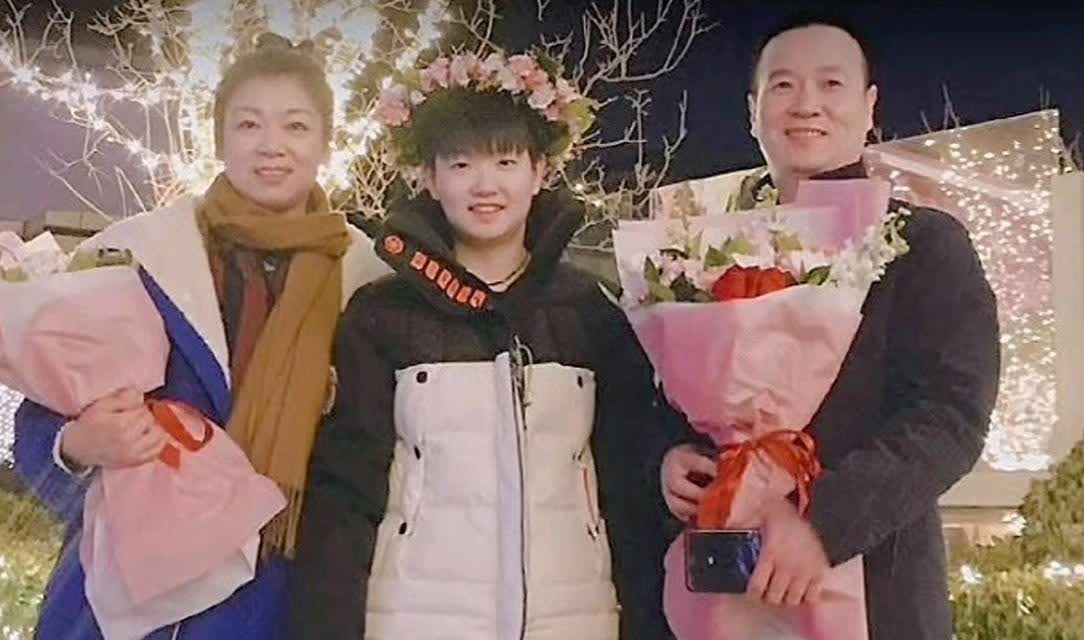 难得一见的孙颖莎王曼昱樊振东王楚钦与父母在一起的合照，仔细观看，发现了这条铁的定