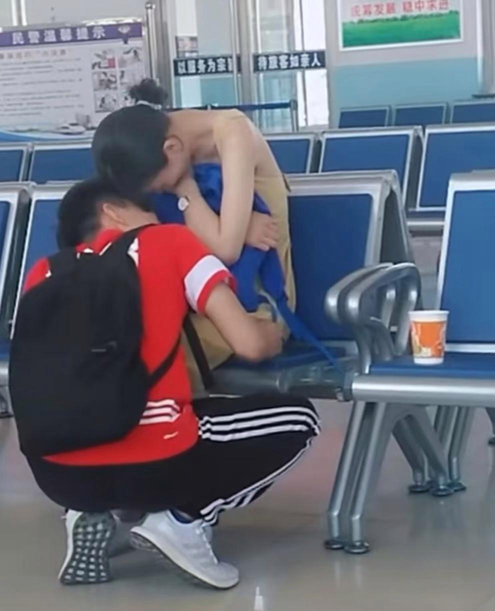 一看就是异地恋，女孩要回去工作了。