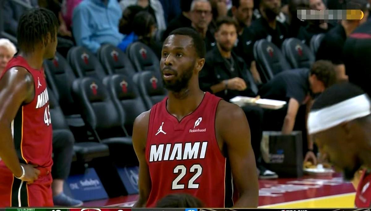 热火球星维金斯的真是太反常了！他在场上跑动，却一次次把球投偏，就连平时拿手的