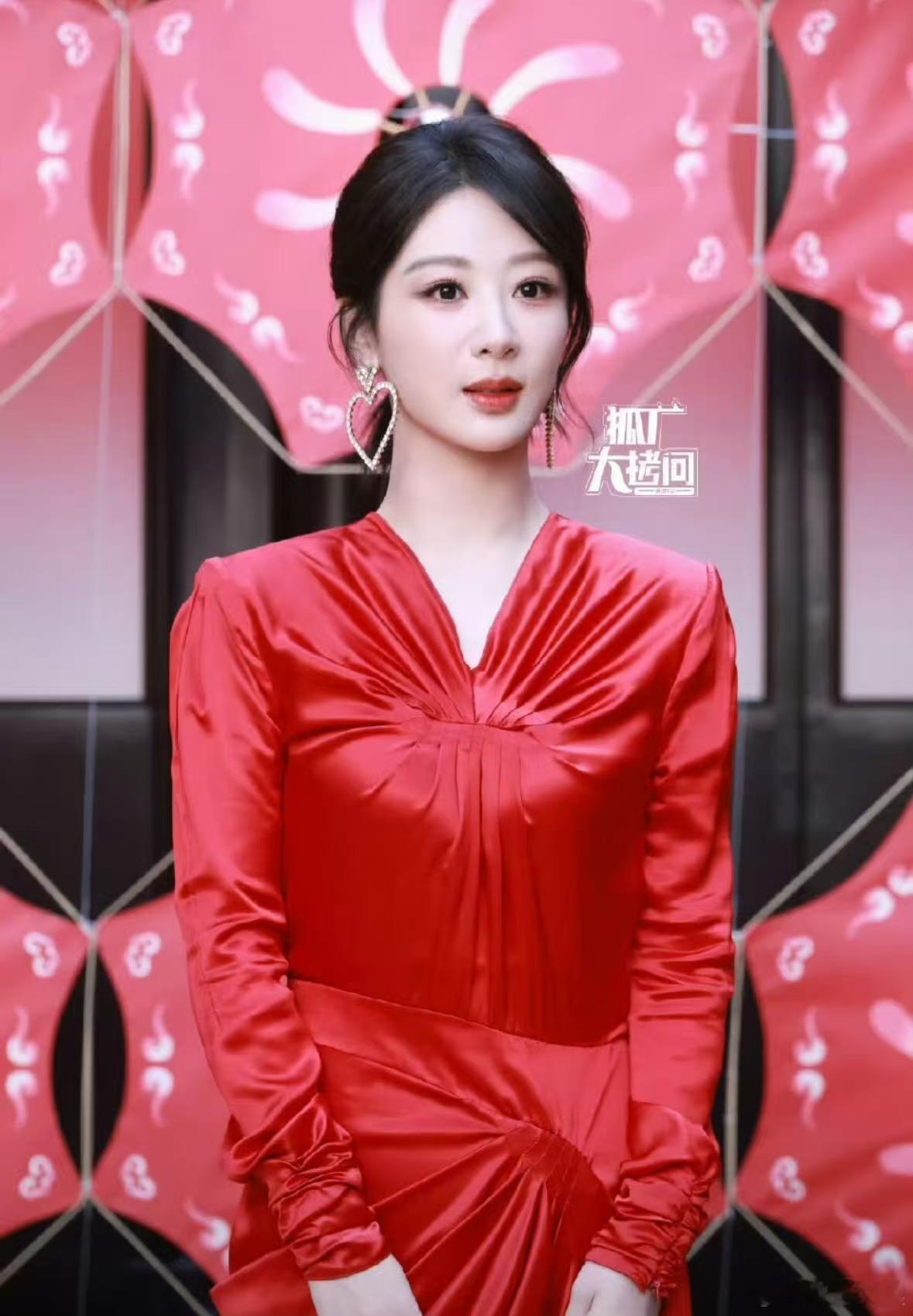 杨紫华伦天奴活动生图频杨紫品牌活动生图频杨紫华伦天奴活动生图频，美，好耶