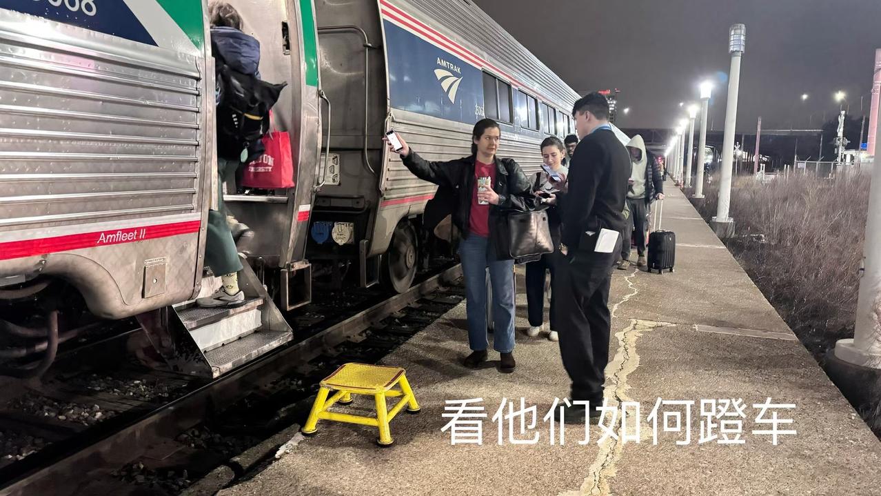 朋友在美国出游旅行，上火车时拍的照片。在这方面，我们确实是遥遥领先，不得不佩服。