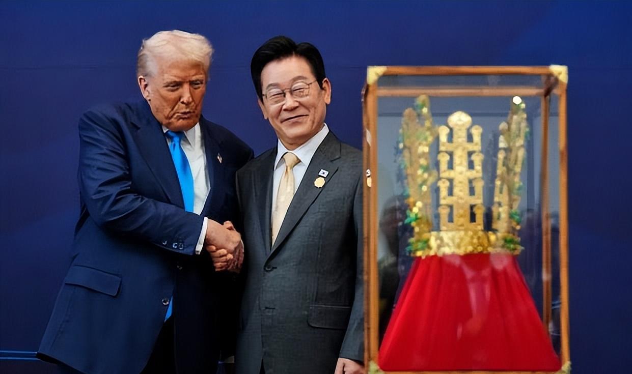 韩国总统给特朗普送王冠这事,最近把美国搅得不轻。 你想啊,现在特朗普已经回到