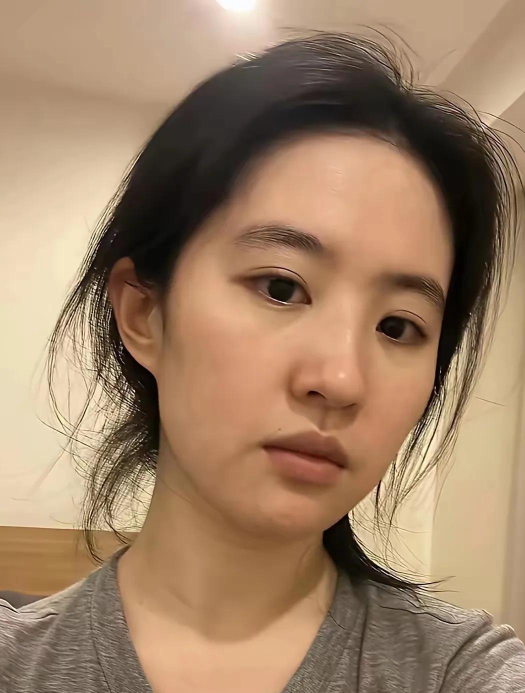 刘亦菲也跌下神坛？看到近日网上疯传一张刘亦菲38岁的素颜照，我想说：说是刘亦