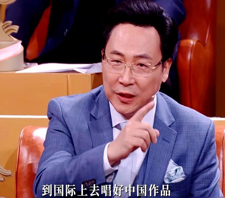 廖昌永又甩那句老话：别拿外语歌糊弄自家人，也别拿中文歌糊弄老外。话冲，但理