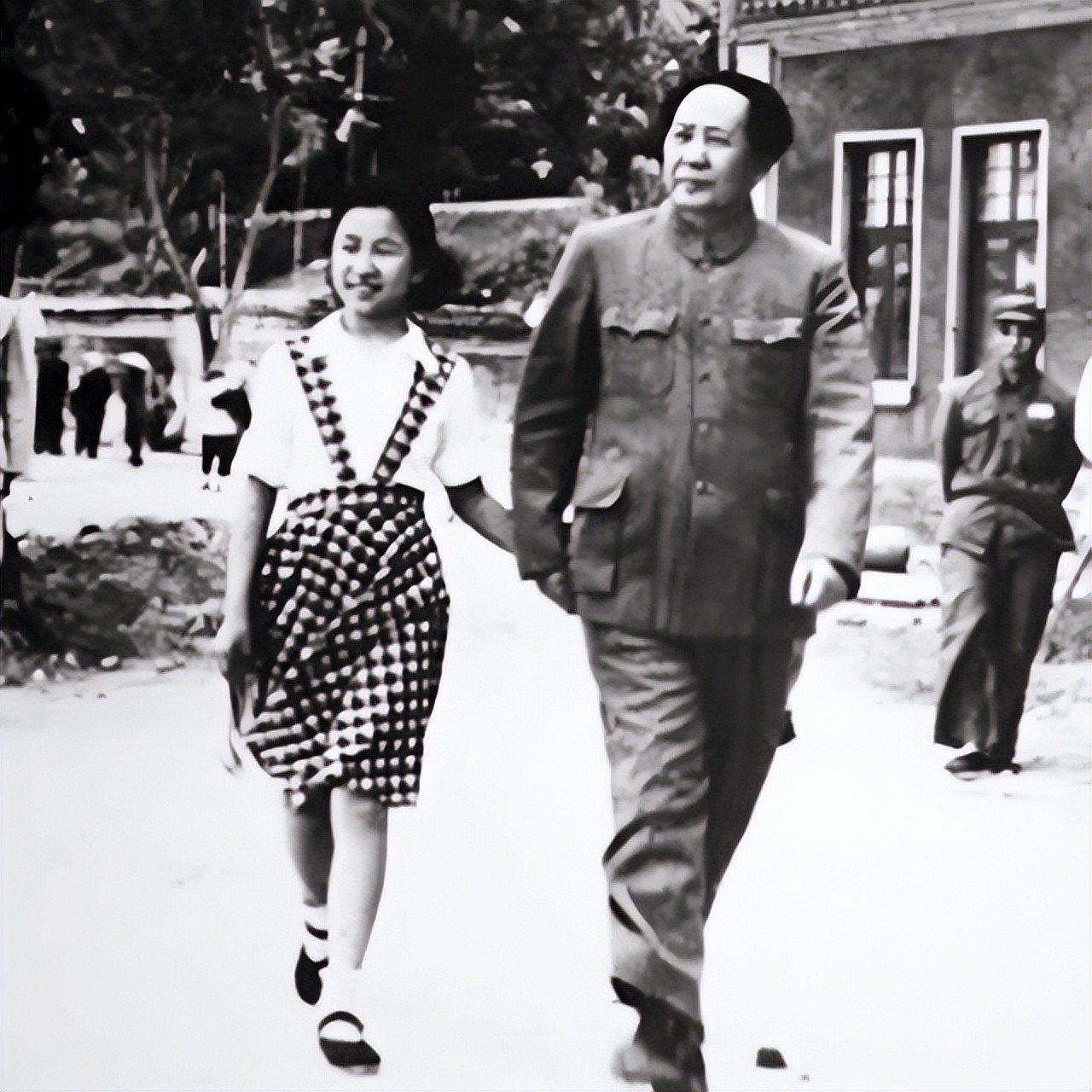 一个不知李讷是毛主席女儿身份的人民老师，不仅斥责毛主席的女儿，还扬言要与主席当面