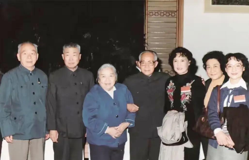 1984年春节，陈国栋、胡立教陪同老领导陈丕显与文艺界人士吴茵、秦怡、张瑞芳、王