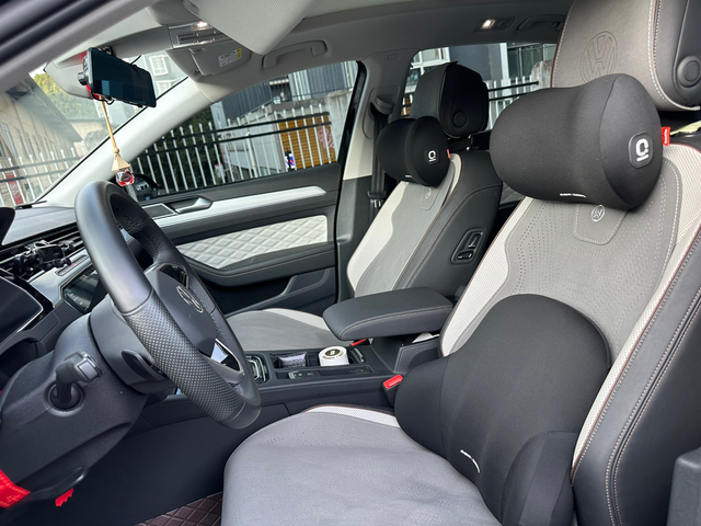 迈腾车载好物推荐B8迈腾座椅说实在的确实挺硬，短途使用还行时间长了坐着确实挺腰