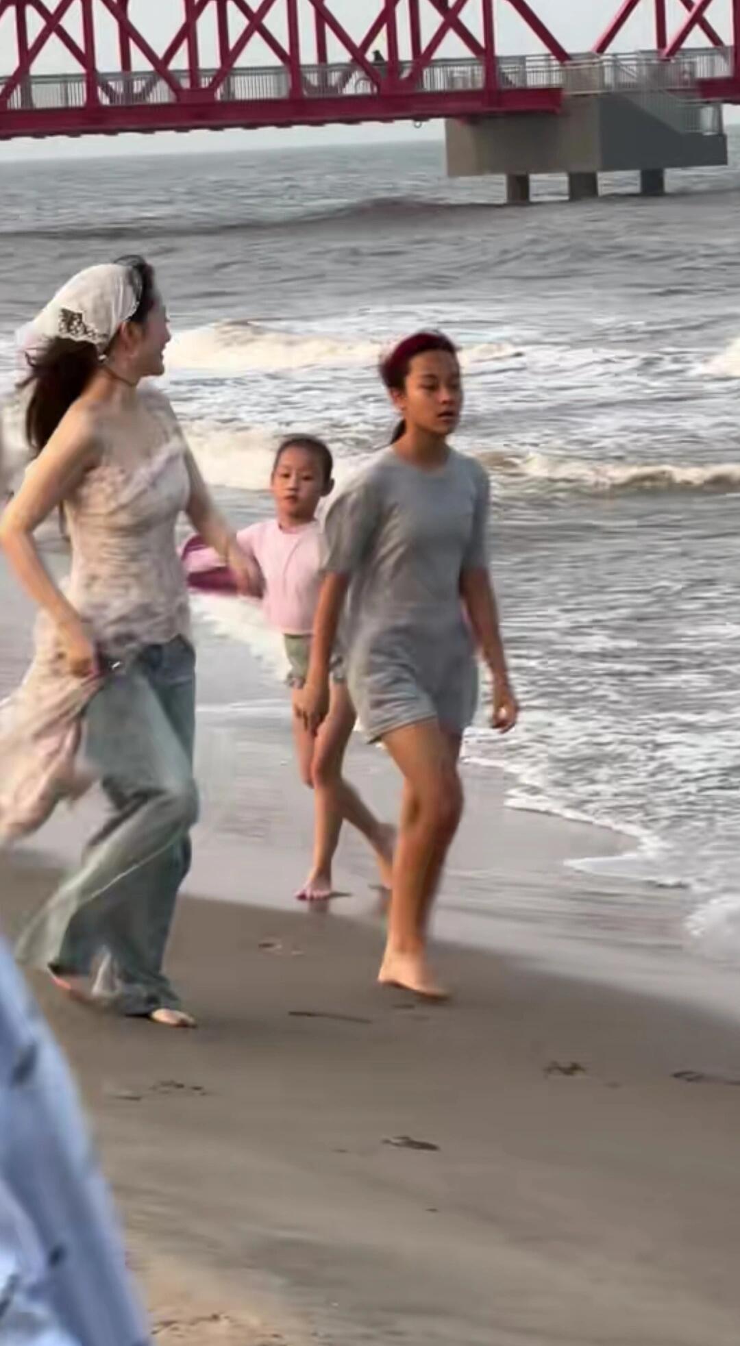 李小璐到底咋保养的啊看不出来像44岁最多30岁吧