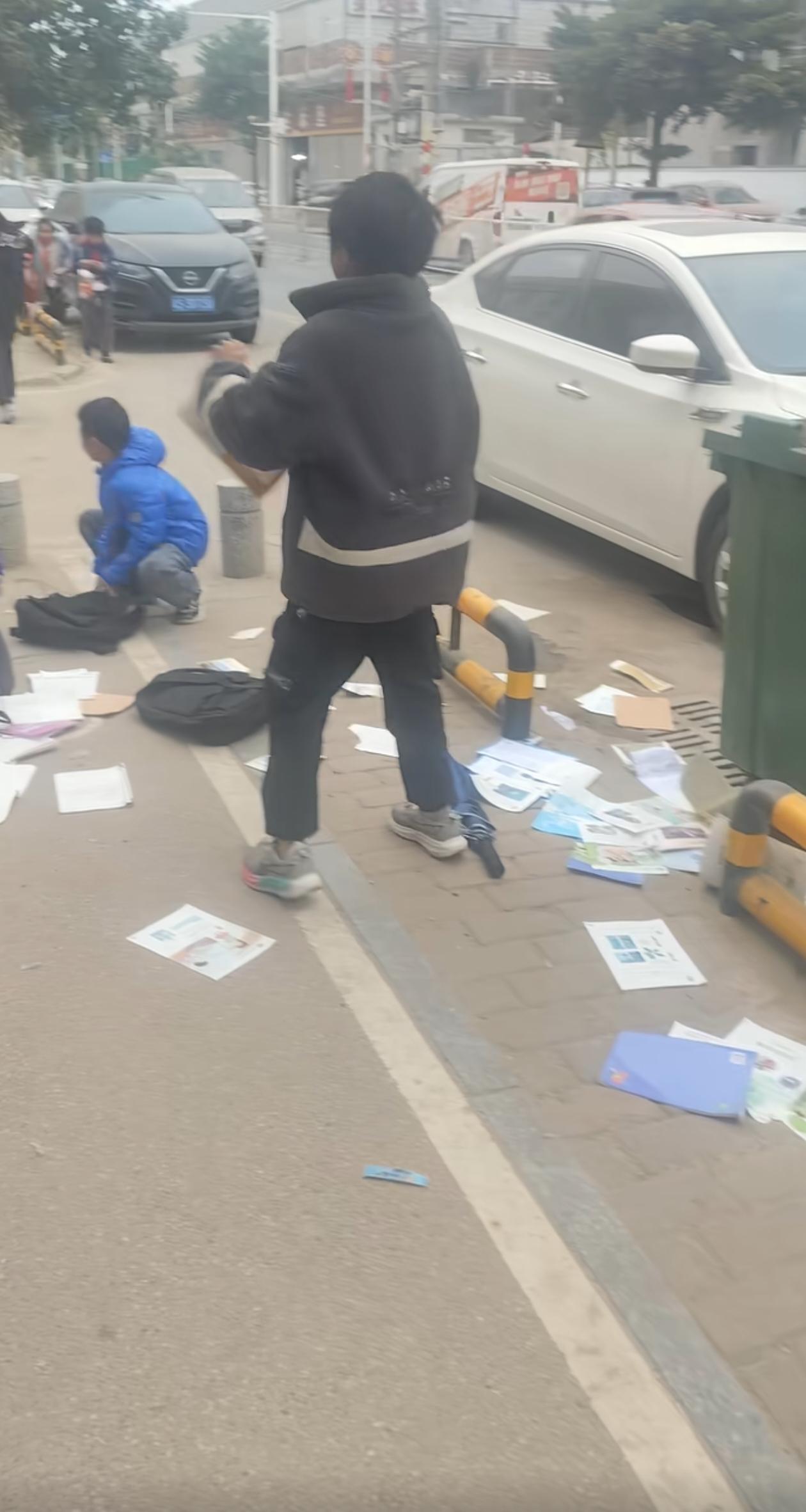 看到娃们考完试撕了书才明白为啥多地取消中小学非毕业班期末考试了，现在孩子们的学习