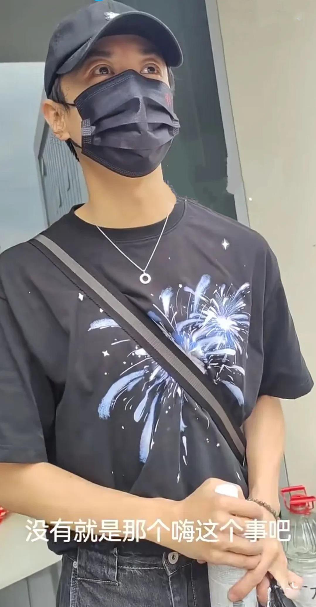 看演员张维伊心态还是挺平和的，不像在综艺节目上脾气那么急，看网友问他说网上有很多